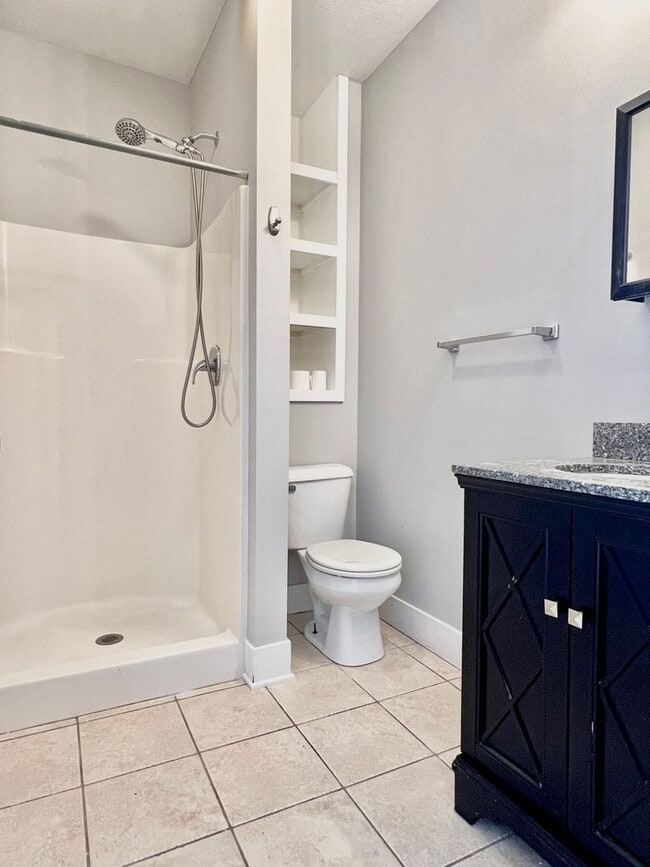 Building Photo - 933 E Front St