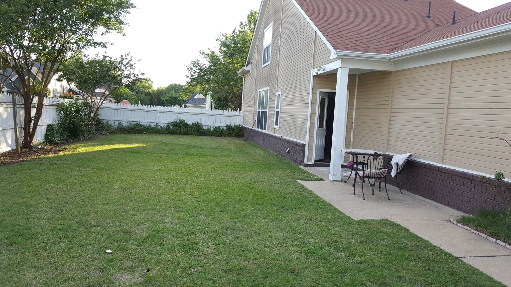 Yard - 1162 Island Pl E