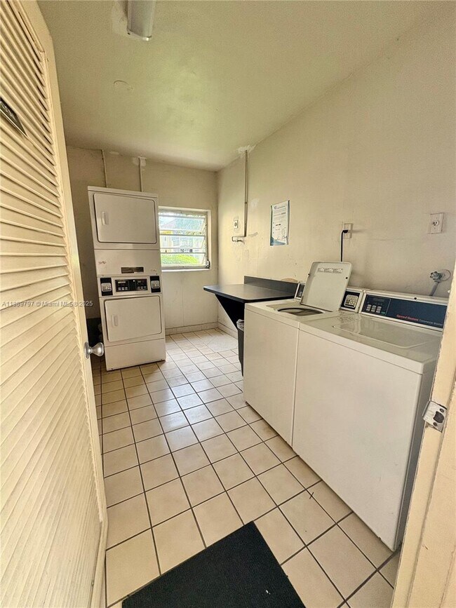 Building Photo - 5140 SW 40th Ave