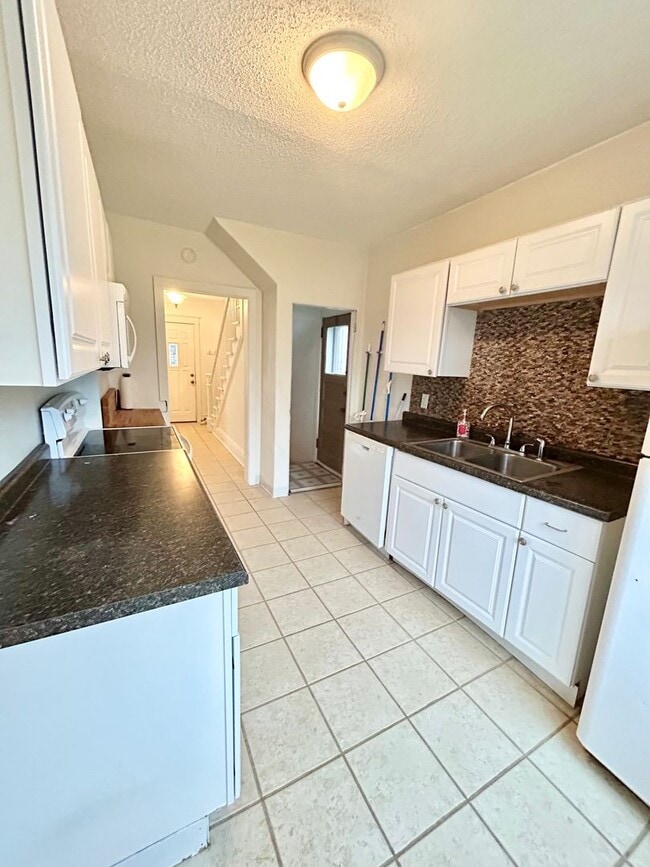 Building Photo - AVAILABLE December! - 3 Bed 1 Bath Home - With Fenced In Yard!