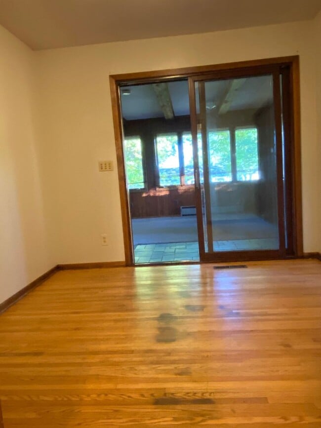 Building Photo - Great location 3 Bedroom house