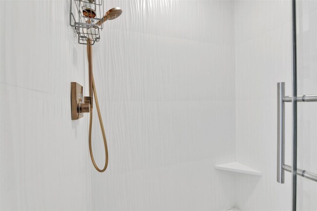 Building Photo - 17026 Bay St