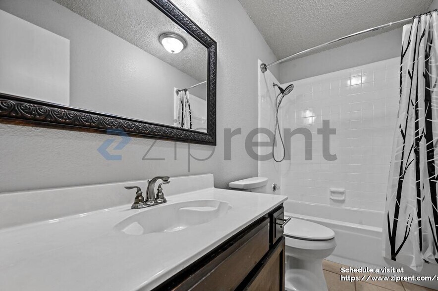 Building Photo - 2029 Oakglen Dr