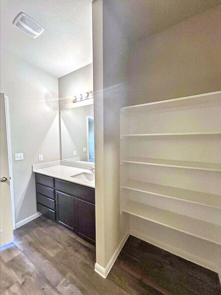 Building Photo - 215 Cibolo Creek Dr