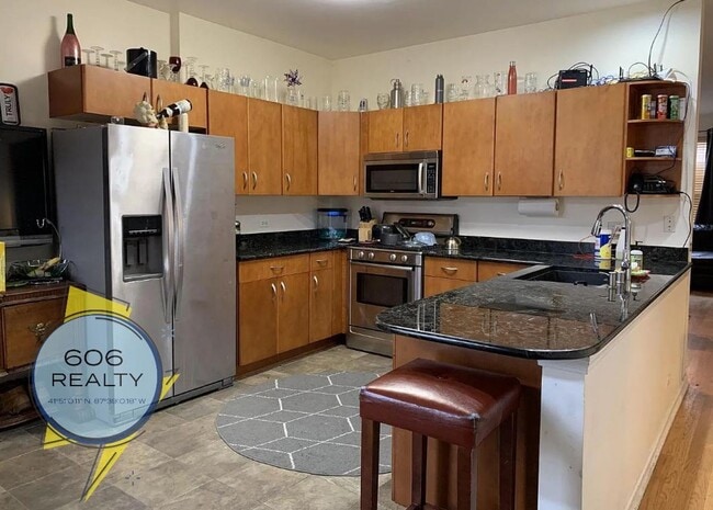 Building Photo - Beautiful, Single Family Townhome, Great L...
