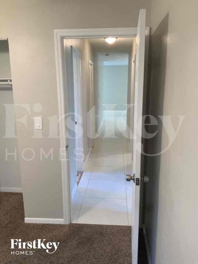 Building Photo - 1410 NE 43rd Ct