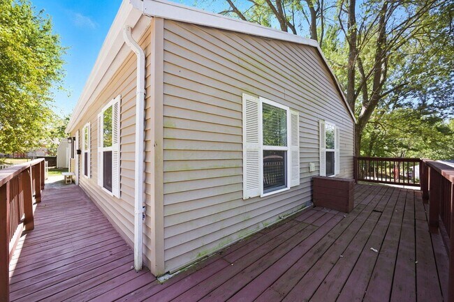 Building Photo - 455 Lakeview Dr