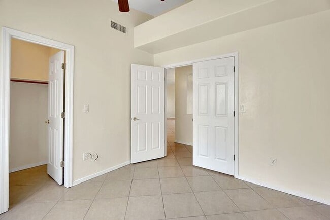 Building Photo - Sunlit Serenity in Rita Ranch – Vaulted Ce...