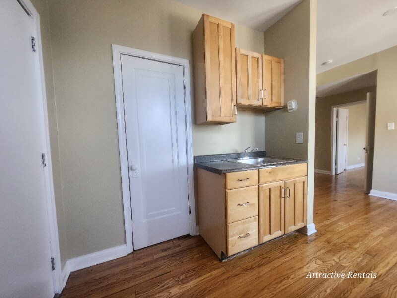 Building Photo - 1550 N Parkside Ave