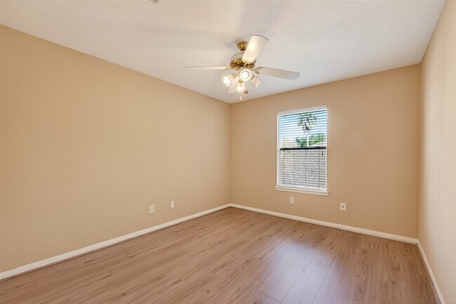 Building Photo - 910 Norfolk Dr