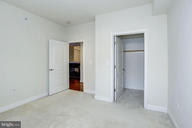 Building Photo - 320 S West St