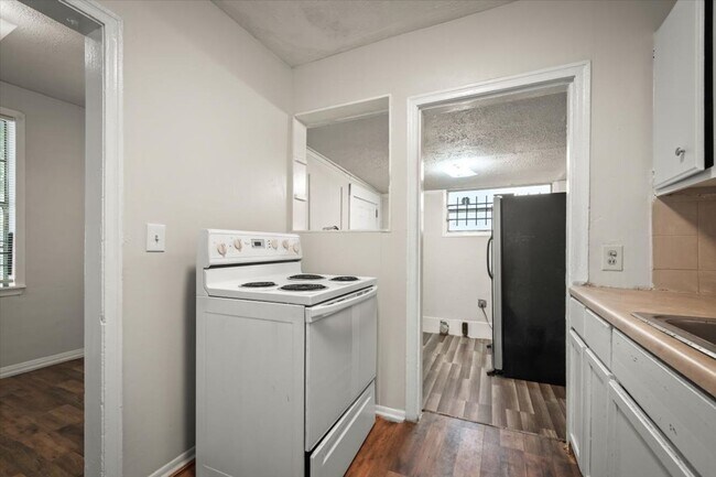 Building Photo - 1066 W 13th St