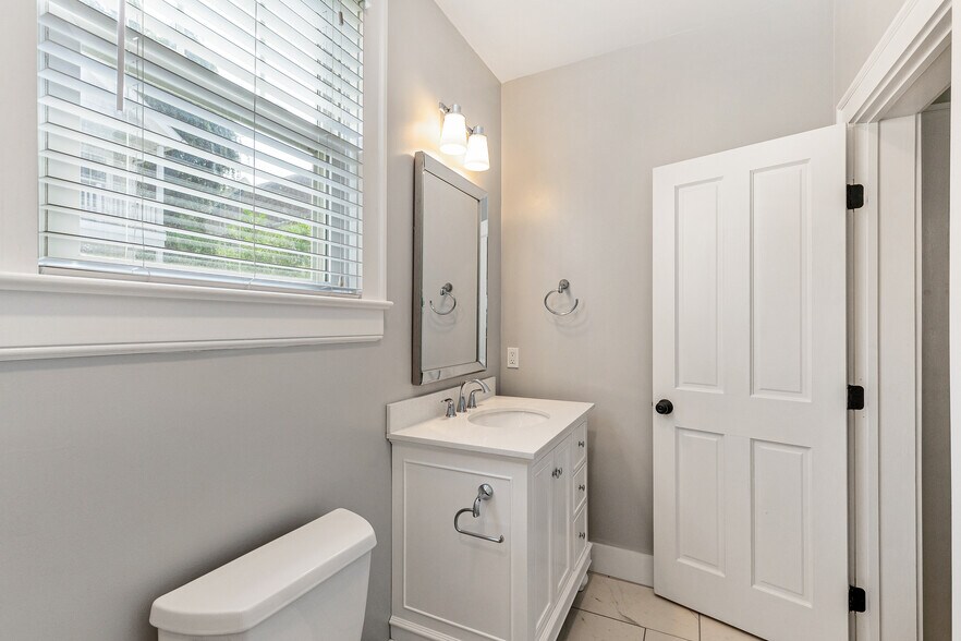 Ensuite - 574 Rutledge Ave