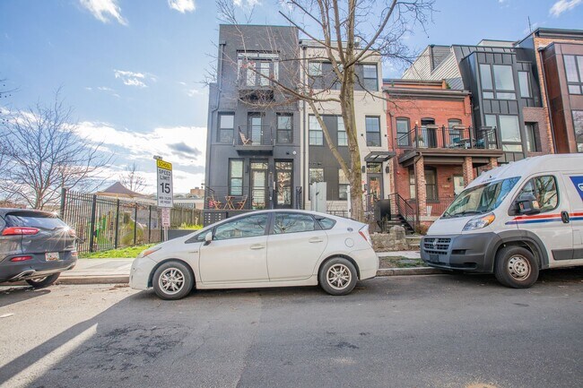 Building Photo - Amazing Studio Condo in Adams Morgan!