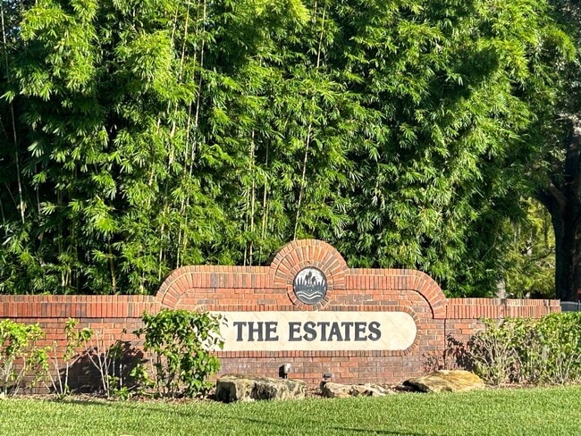 Building Photo - Waterfront Pool Home in Waterford Lakes