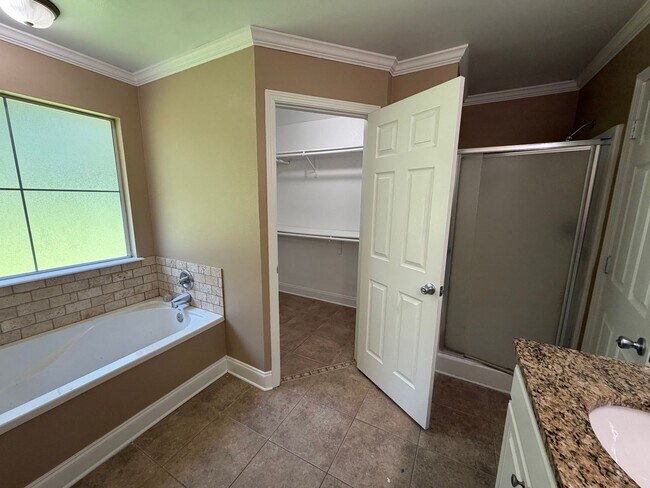 Building Photo - 614 Alex Way