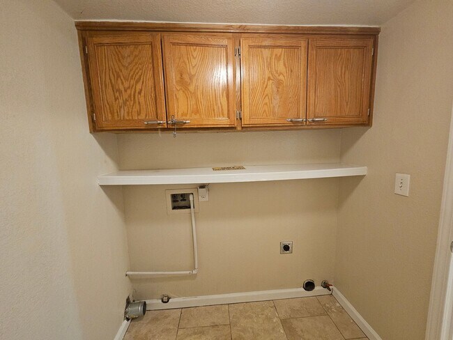 Building Photo - Large 4 bedroom two story in east Modesto!