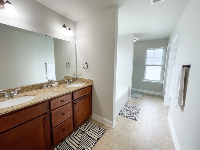 Building Photo - 10 Manzanita Ct
