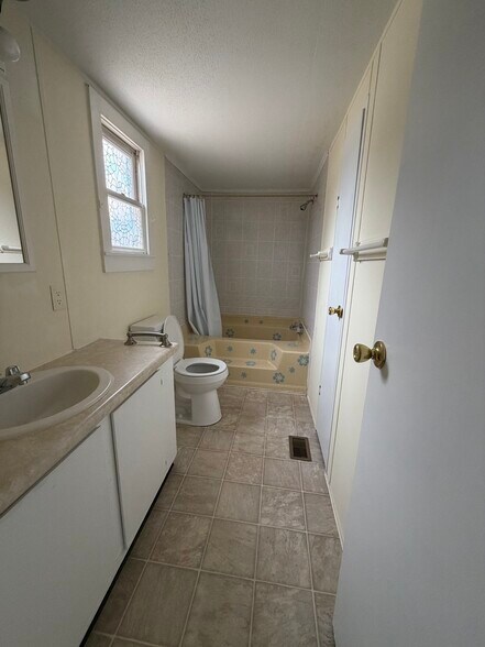 Building Photo - 3008 Church Hill Rd