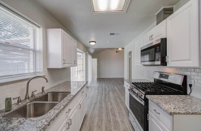 Building Photo - 15611 La Casa Ln