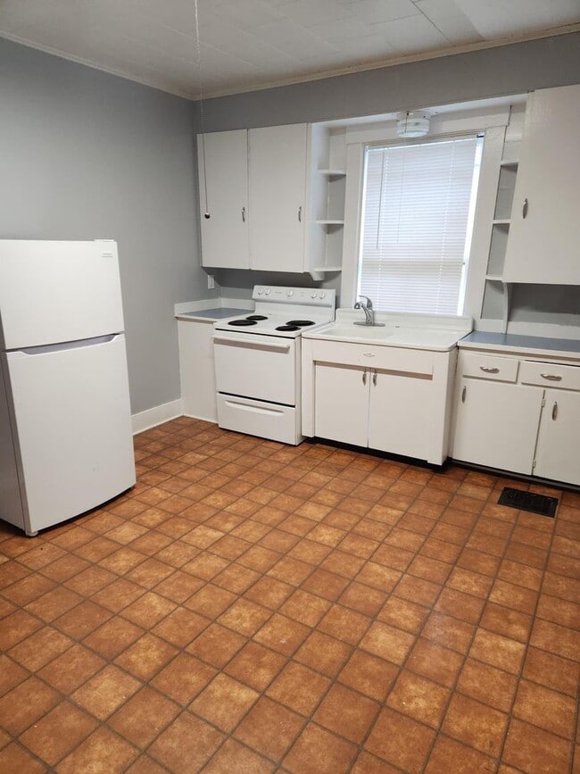 Building Photo - - Walking distance to Downtown Ellsworth -...
