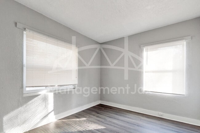Building Photo - 1842 W 26th St