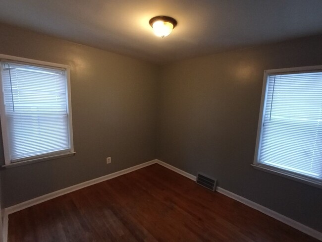 Building Photo - 2 Bedroom 1 Bathroom Eastpointe Ranch Home...