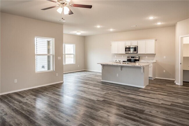 Building Photo - 425 Mayflower Ave