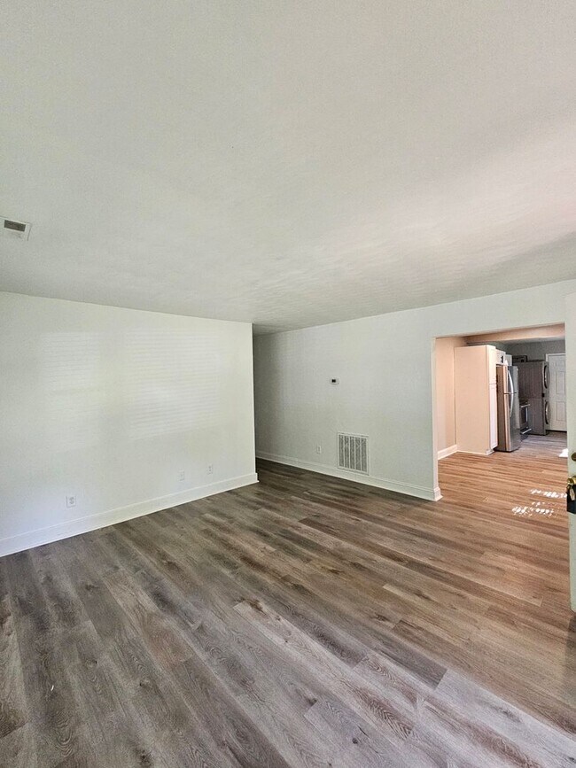 Building Photo - 348 Virginian Dr unit A