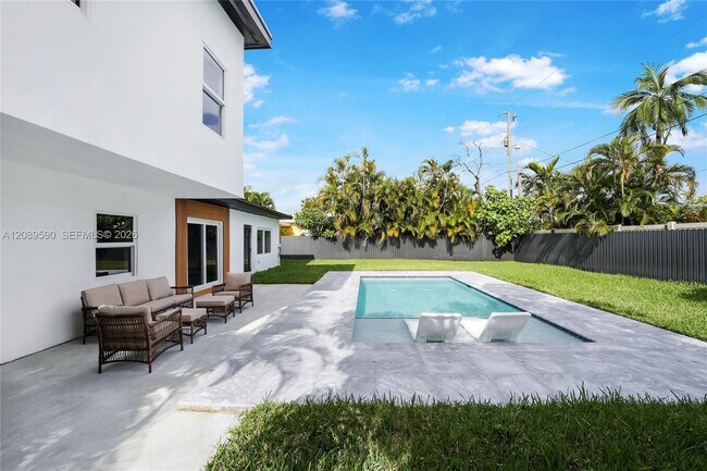 Building Photo - 3056 NE 14th Ave