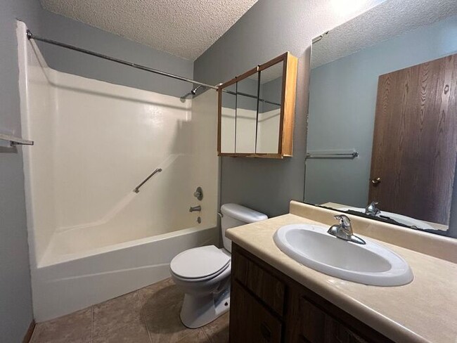 Building Photo - $1,000 | 2 Bedroom, 1 Bathroom Apartment |...