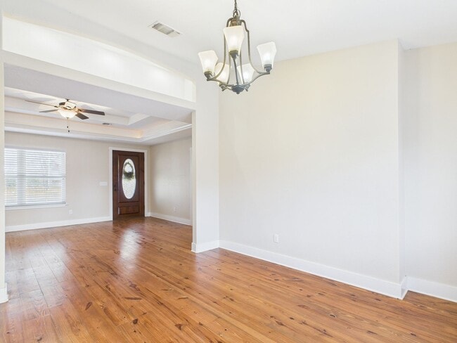 Building Photo - Adorable Bunglow