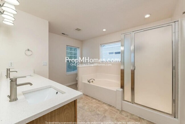 Building Photo - Spacious Three Bedroom Home on Bull Mountain - Gated Street!