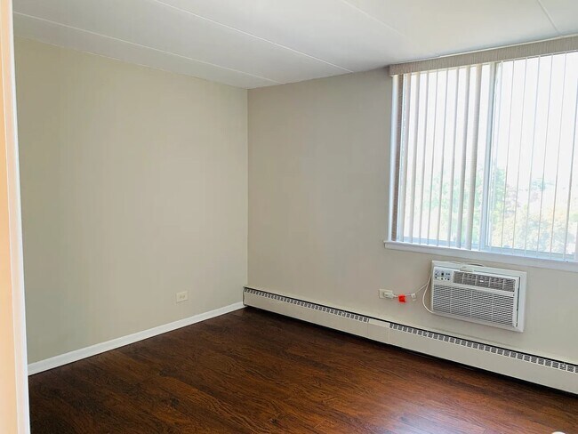 Building Photo - 225 S Rohlwing Rd