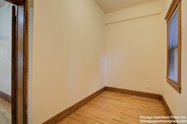 Building Photo - 638 W Drummond Pl