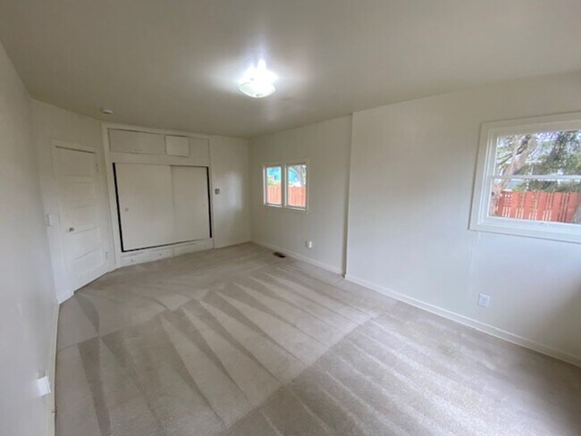 Building Photo - 17 Mile Drive Cottage!