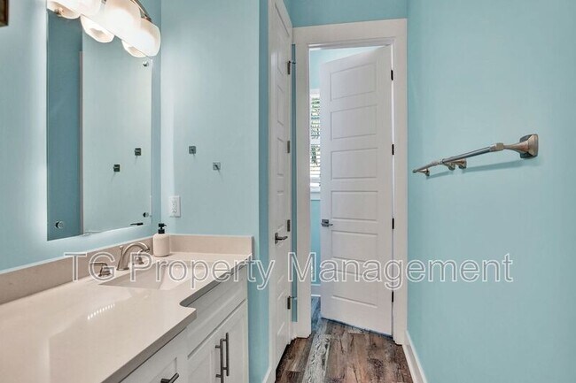 Building Photo - 514 2nd St S