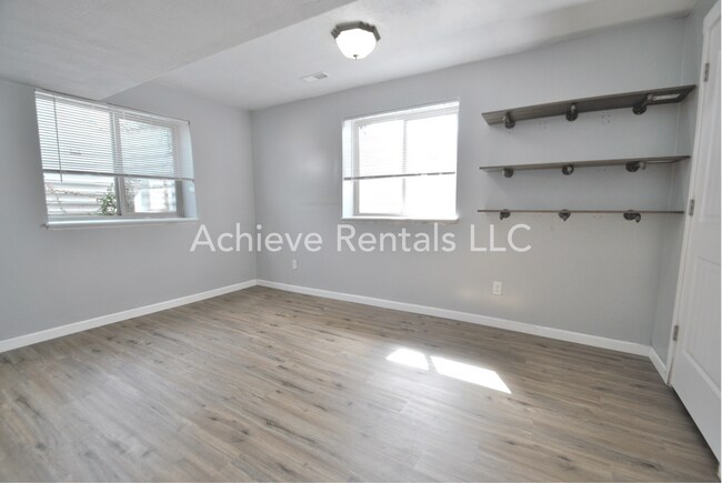 Building Photo - 564 800 E
