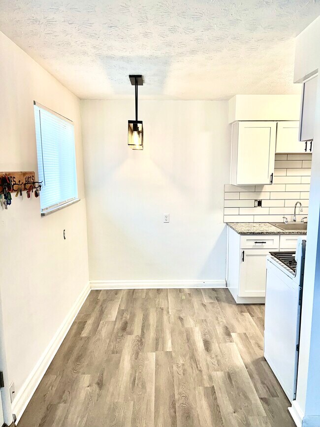 Building Photo - 1965 Vaughn St