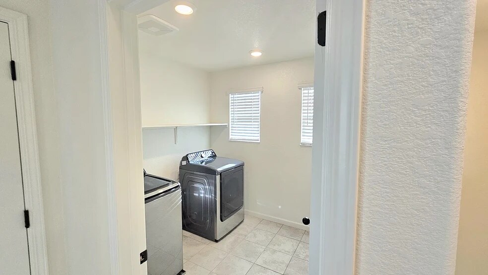Building Photo - 4586 Butterfly Ridge Dr