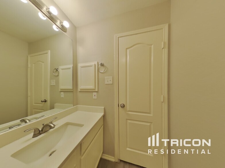 Building Photo - 6733 Bear Hollow Ct