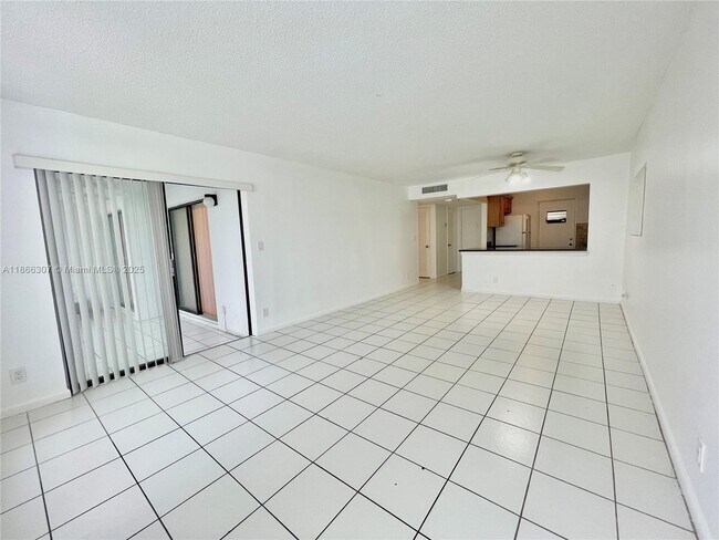 Building Photo - 2320 S Cypress Bend Dr