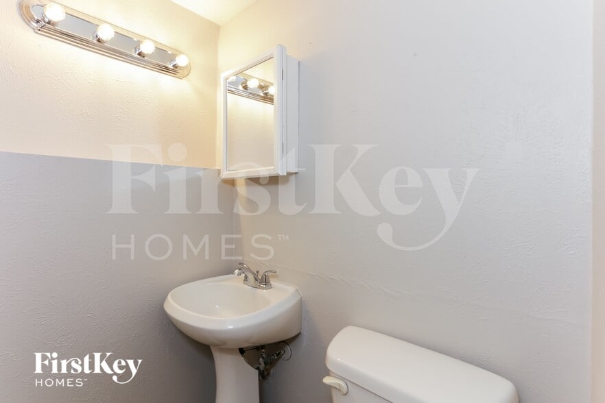 Building Photo - 917 Montclair Dr