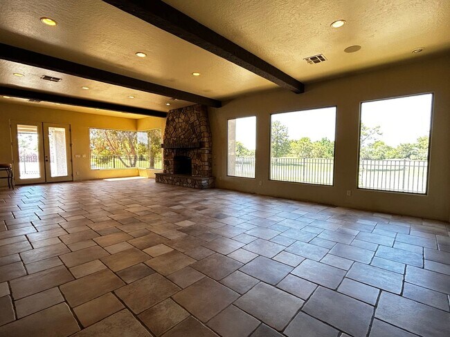 Building Photo - On GOLF COURSE LOT - 3 Bed/3Bath GATED Com...