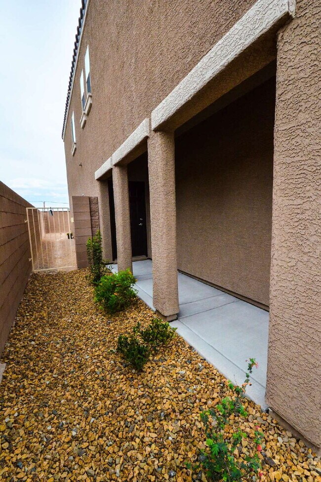 Building Photo - "Spacious 4-Bedroom Retreat with 2.5 Baths in Vibrant Las Vegas Locale!"