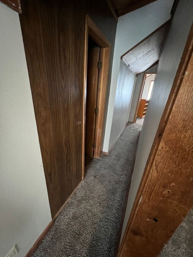 Building Photo - Large 5 bedroom house close to campus for ...