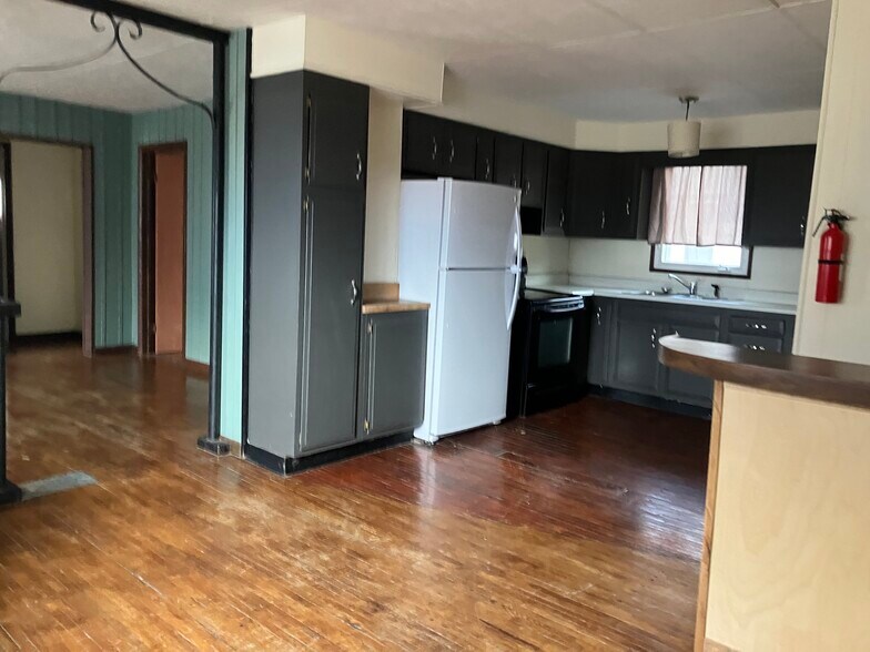 Building Photo - 517 11th Ave W