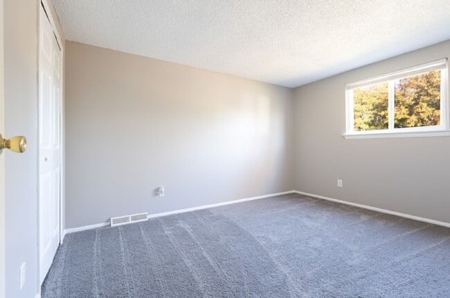 Building Photo - Spacious Split-Level Comfort & Modern Style in Columbus!