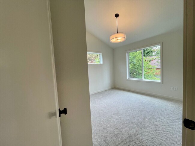 Building Photo - Sellwood-Moreland 2 Bedroom 2.5 Bath BRAND NEW Condo Convienent to OHSU~ Includes A/C and Washer ...
