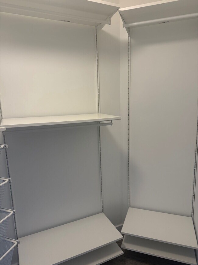 Building Photo - 999 SW 1st Ave